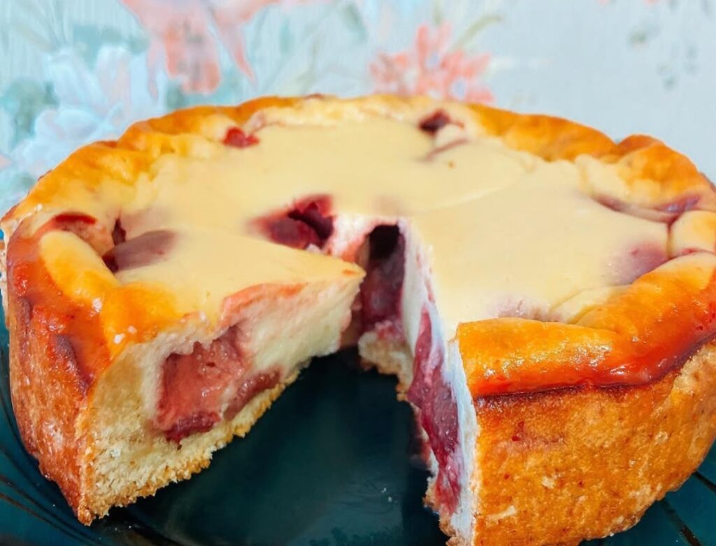 что приготовить, рецепты с клубникой, заливной пирог, салат с клубникой, клубничное суфле, рецепт суфле