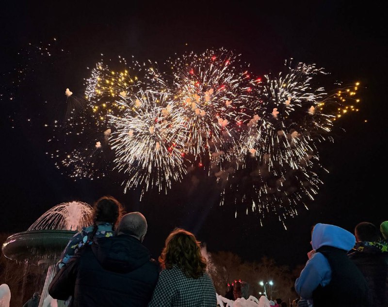 В Приамурье прогремели праздничные салюты