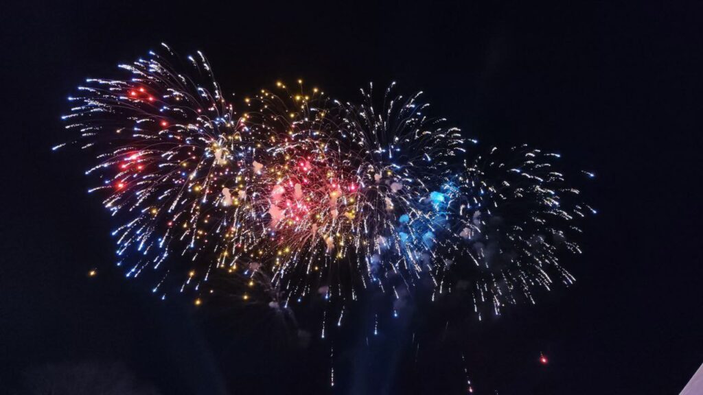 В Приамурье прогремели праздничные салюты