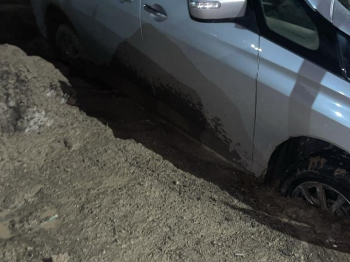 Фото: из общего чата жильцов дома № 68 на улице Строителей (апрель 2025 года)