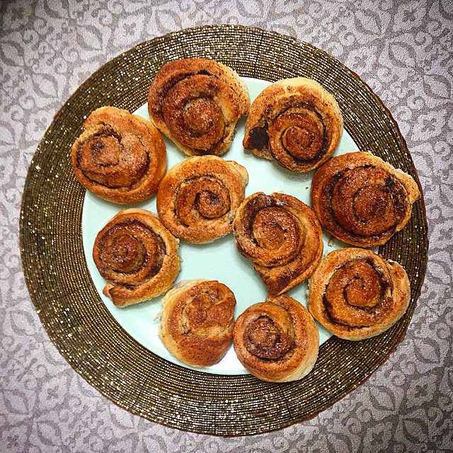 рецепты домашней выпечки, оладьи рецепт, рецепт булочек с корицей, домашний рулет, рецепт рулета, рулет с начинкой, булочка с корицей