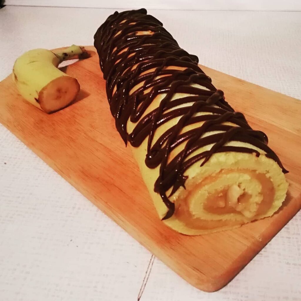 рецепты домашней выпечки, оладьи рецепт, рецепт булочек с корицей, домашний рулет, рецепт рулета, рулет с начинкой