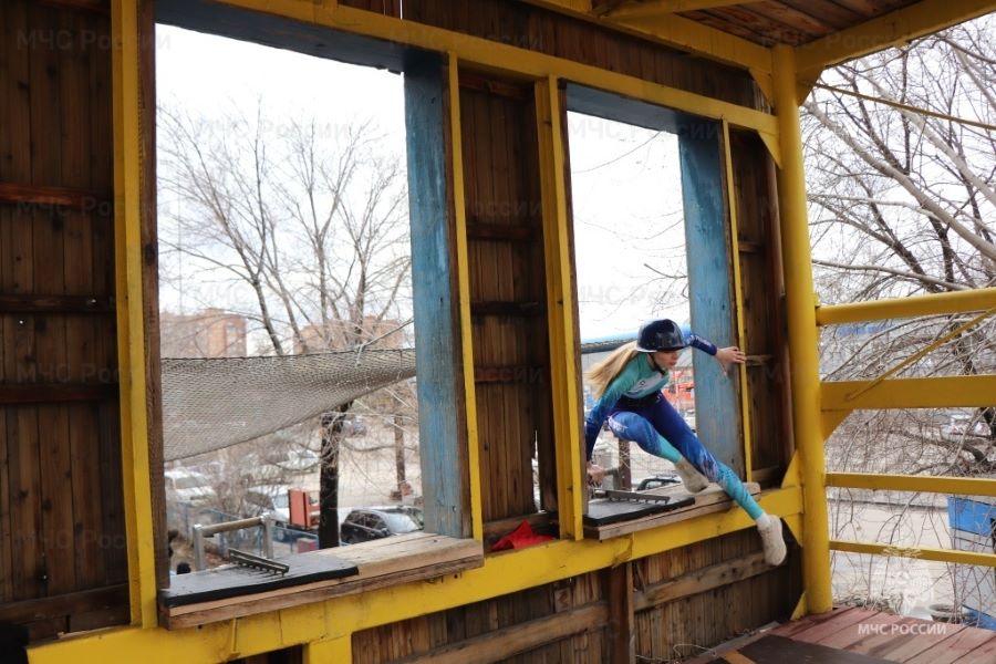 В Благовещенске дети и спасатели прошли полосу препятствий