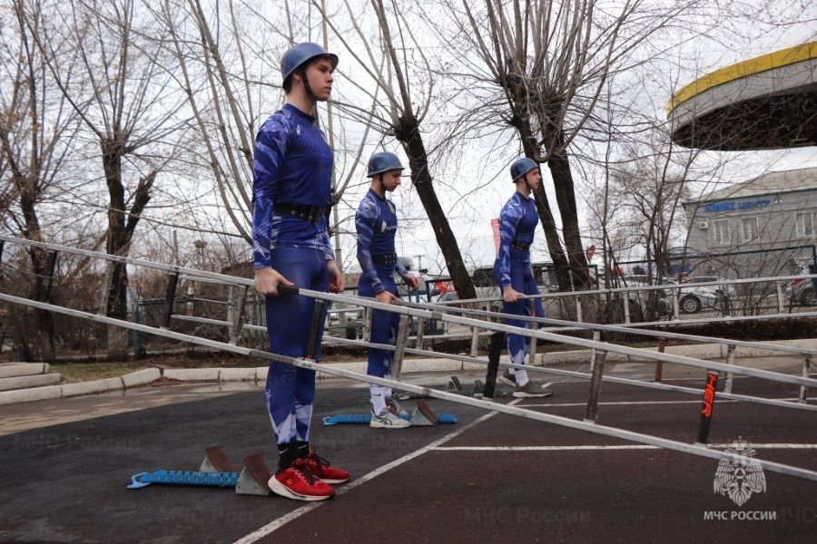 В Благовещенске дети и спасатели прошли полосу препятствий