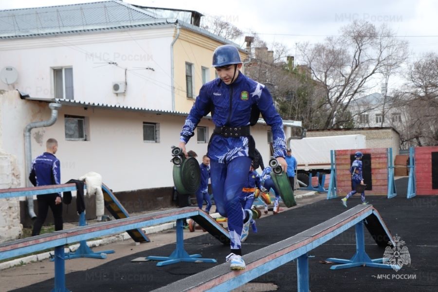 В Благовещенске дети и спасатели прошли полосу препятствий