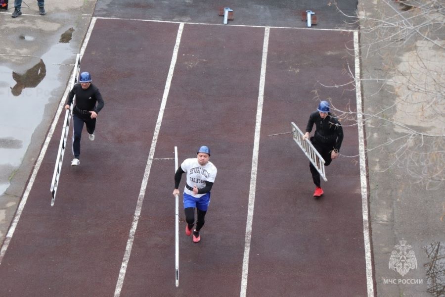 В Благовещенске дети и спасатели прошли полосу препятствий
