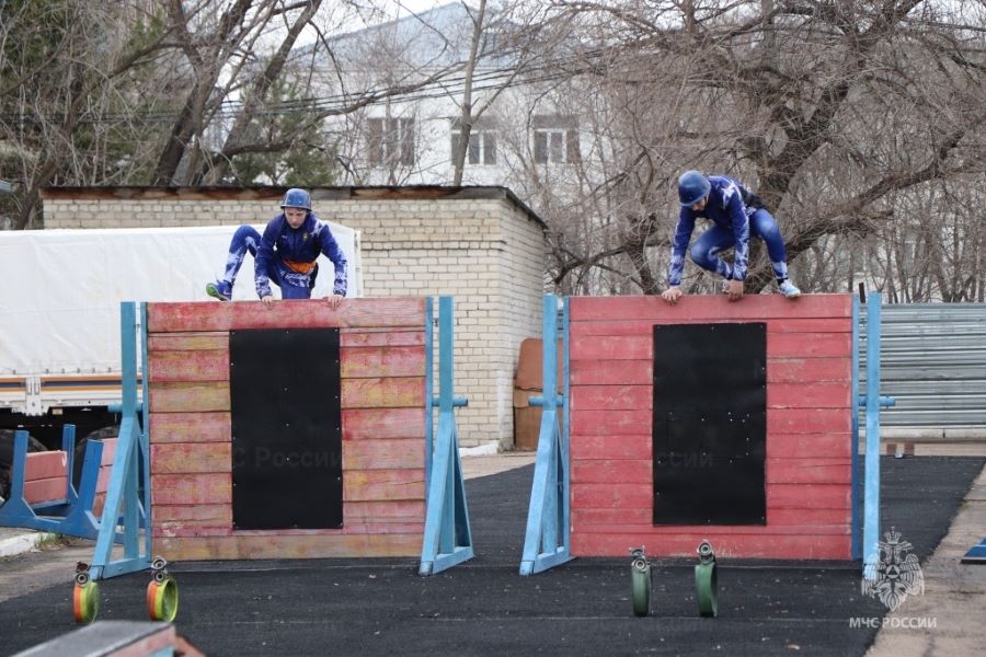 В Благовещенске дети и спасатели прошли полосу препятствий