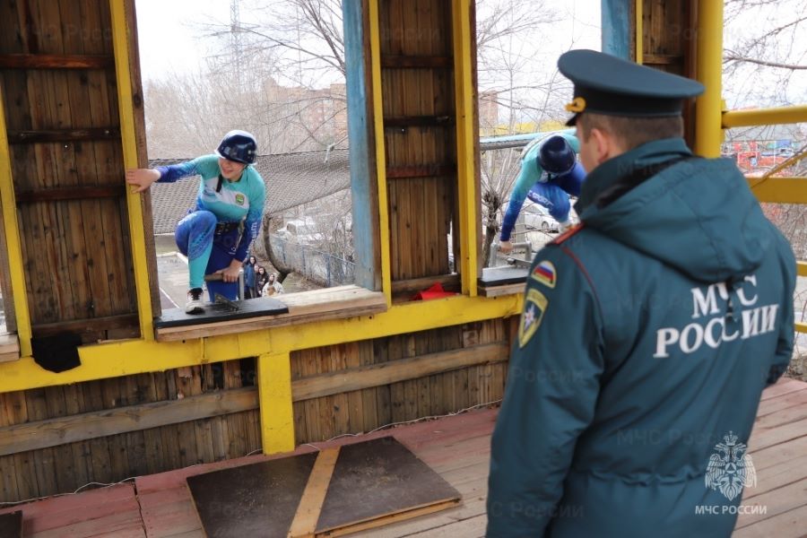 В Благовещенске дети и спасатели прошли полосу препятствий