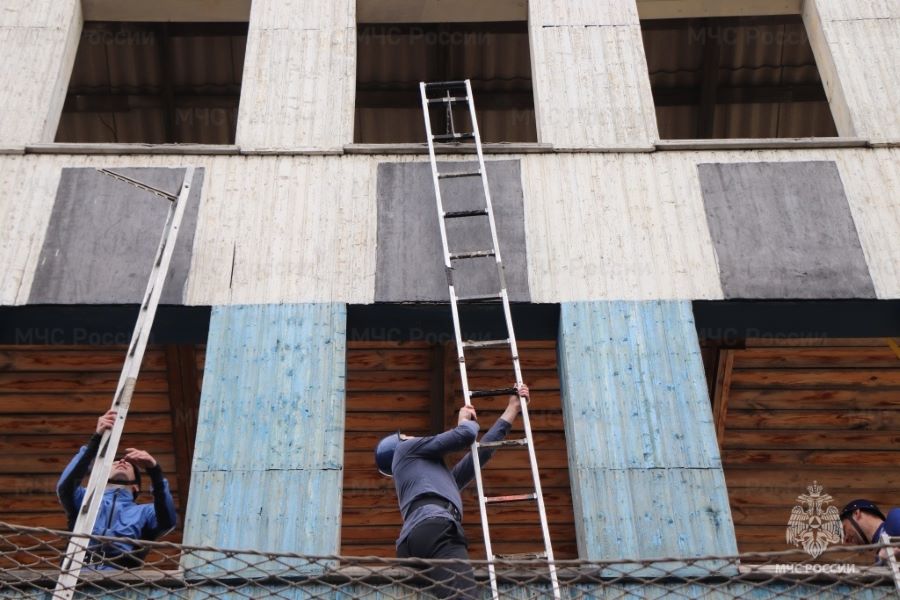 В Благовещенске дети и спасатели прошли полосу препятствий