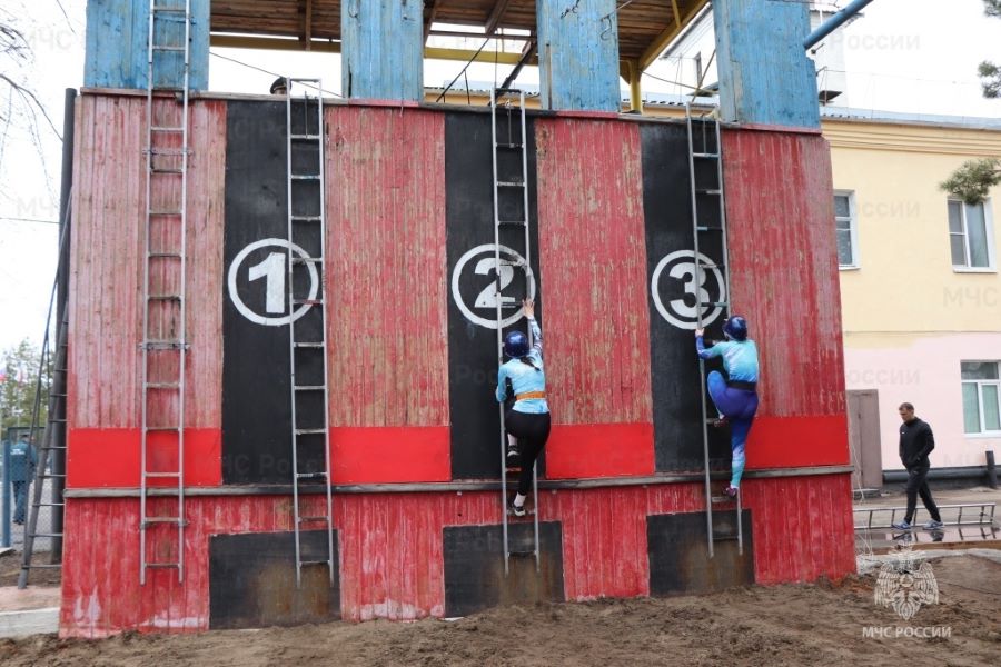 В Благовещенске дети и спасатели прошли полосу препятствий