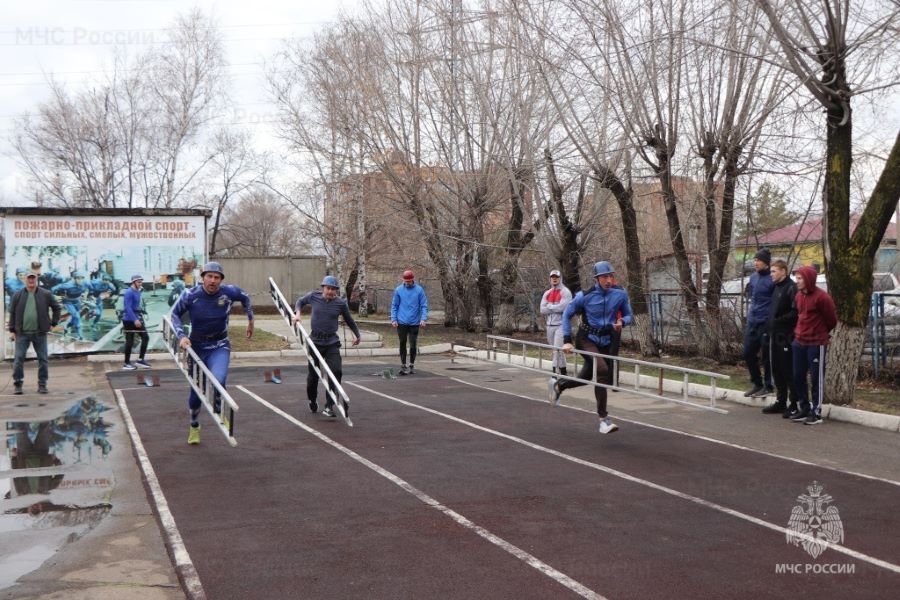 В Благовещенске дети и спасатели прошли полосу препятствий