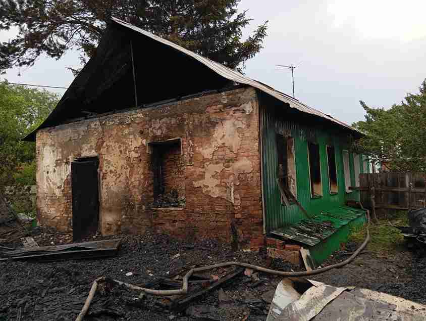 Горело двести квадратов: амурские спасатели боролись с масштабным пожаром