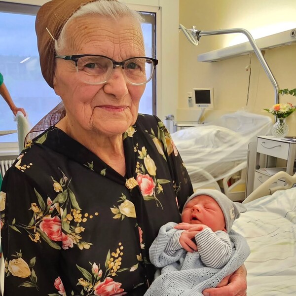 У 86-летней пенсионерки из Сибири родился сотый правнук в Германии