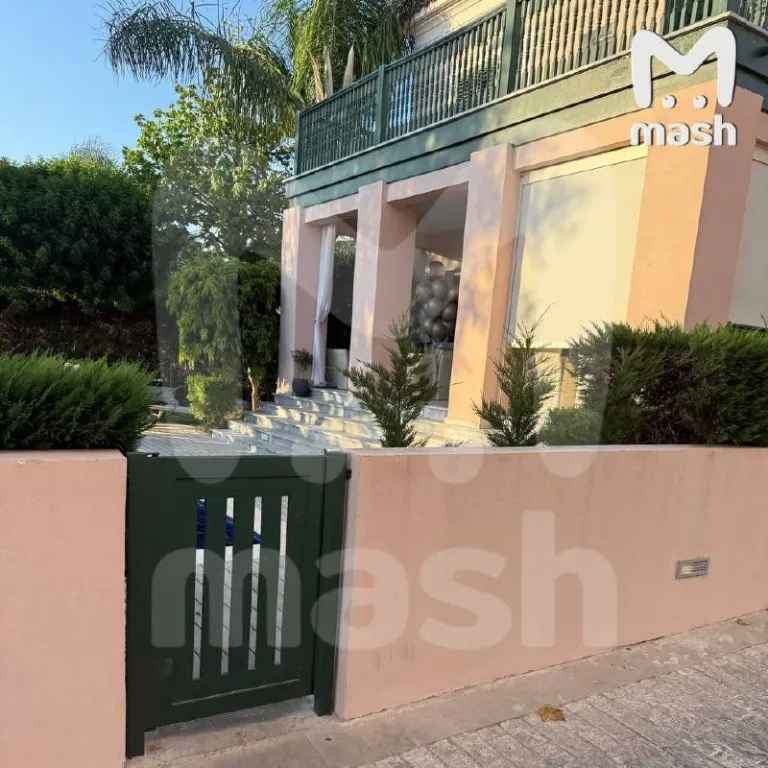 Пугачёва и Галкин* живут на Кипре в двухэтажном особняке за 350 миллионов рублей

