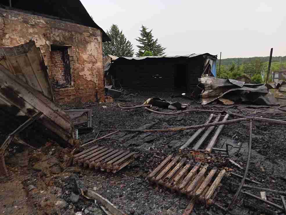 Горело двести квадратов: амурские спасатели боролись с масштабным пожаром