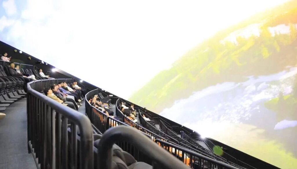 Полярный кинотеатр появился в китайской деревне на границе в Амуром