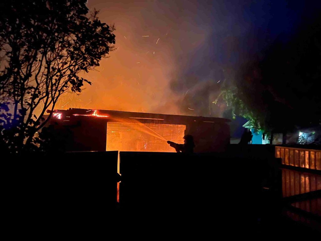 Горело двести квадратов: амурские спасатели боролись с масштабным пожаром