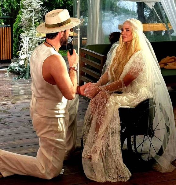 Прикованная к инвалидному креслу Ксения Безуглова вышла замуж за известного актёра