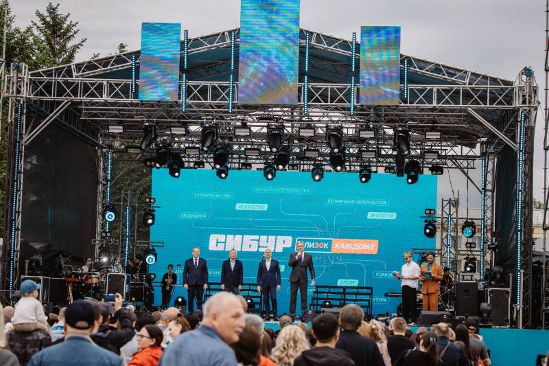 Юлия Савичева и воздушный шар с Менделеевым: в Свободном с размахом отметил День химика