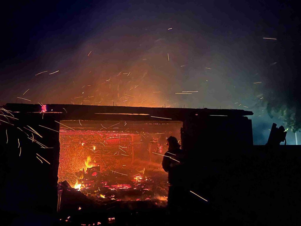 Горело двести квадратов: амурские спасатели боролись с масштабным пожаром