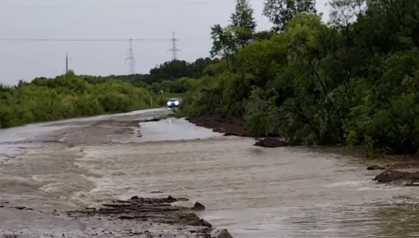 Дороги к амурском городу затопило сразу в трех местах