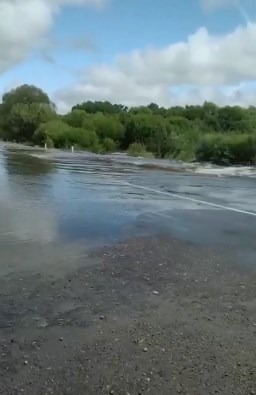 Дороги к амурском городу затопило сразу в трех местах