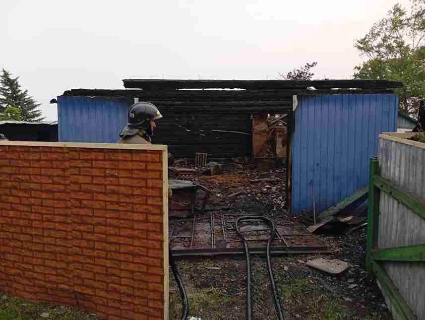 Горело двести квадратов: амурские спасатели боролись с масштабным пожаром