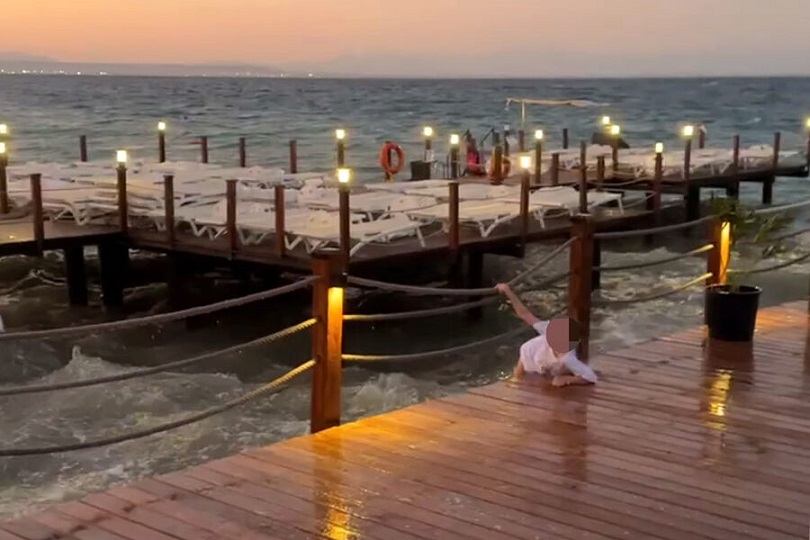 Семью россиян ударило током на пирсе в турецком Кемере