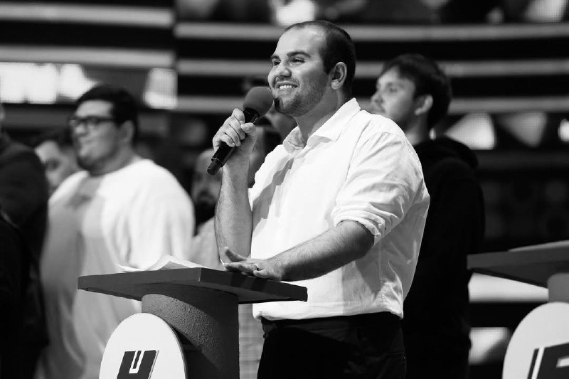 Участник команды КВН «Армянская сборная» Арсен Апресян умер в 30 лет