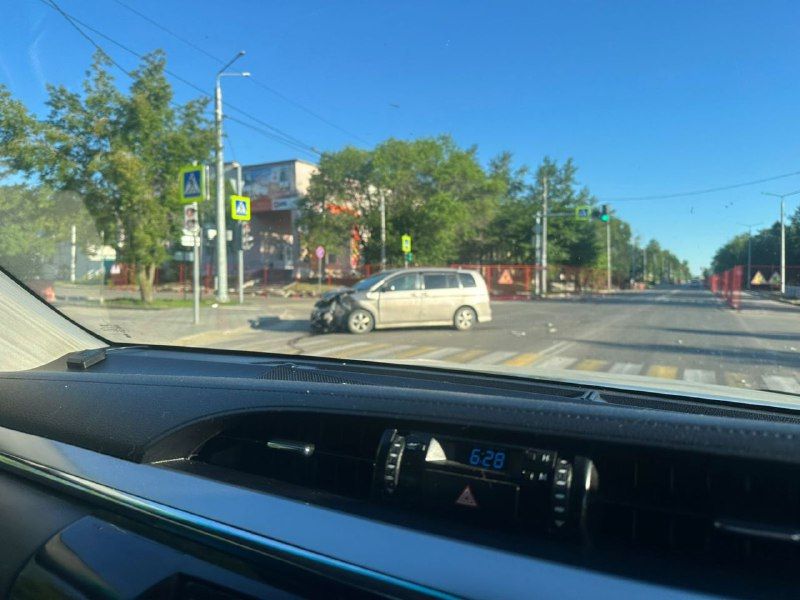 В Свободном в результате ДТП автомобиль оказался посреди тротуара