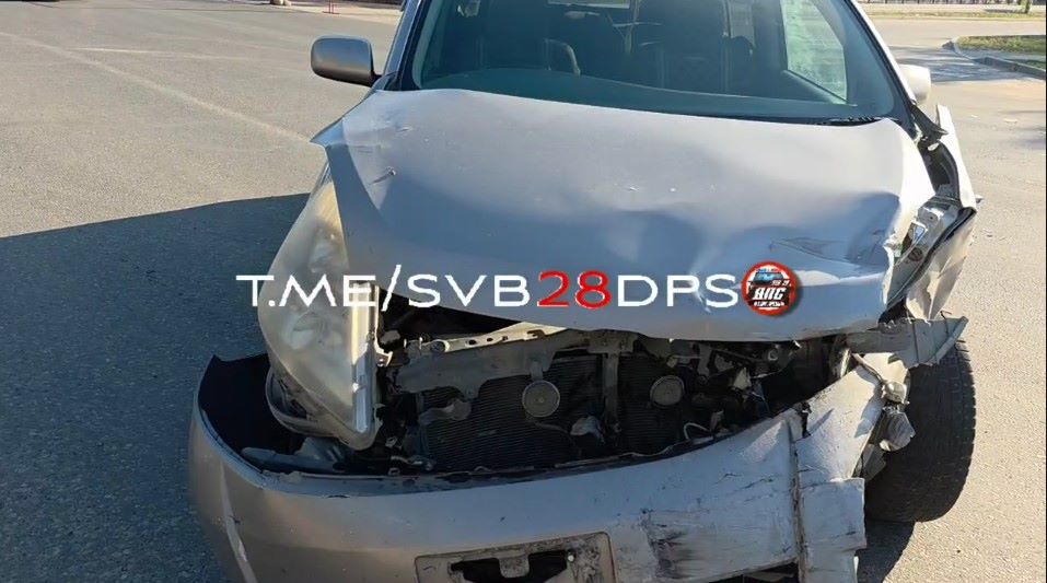 В Свободном в результате ДТП автомобиль оказался посреди тротуара