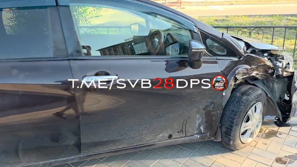 В Свободном в результате ДТП автомобиль оказался посреди тротуара