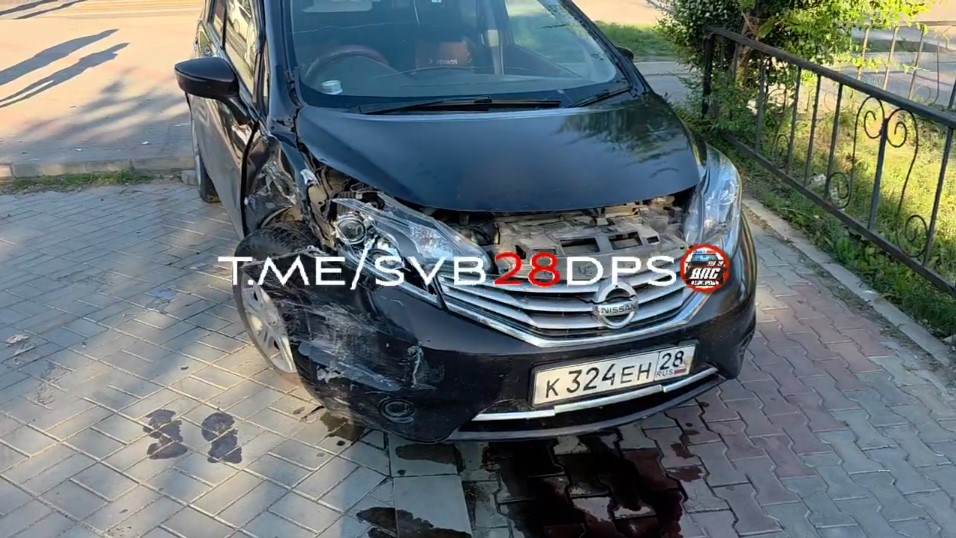 В Свободном в результате ДТП автомобиль оказался посреди тротуара