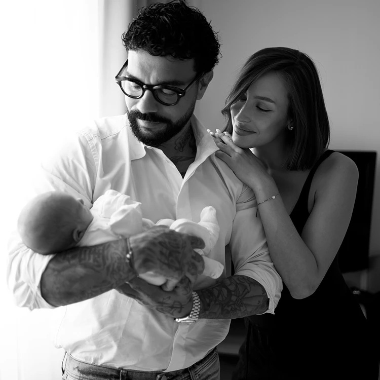 Тимати показал фото новорождённой дочери и раскрыл её имя