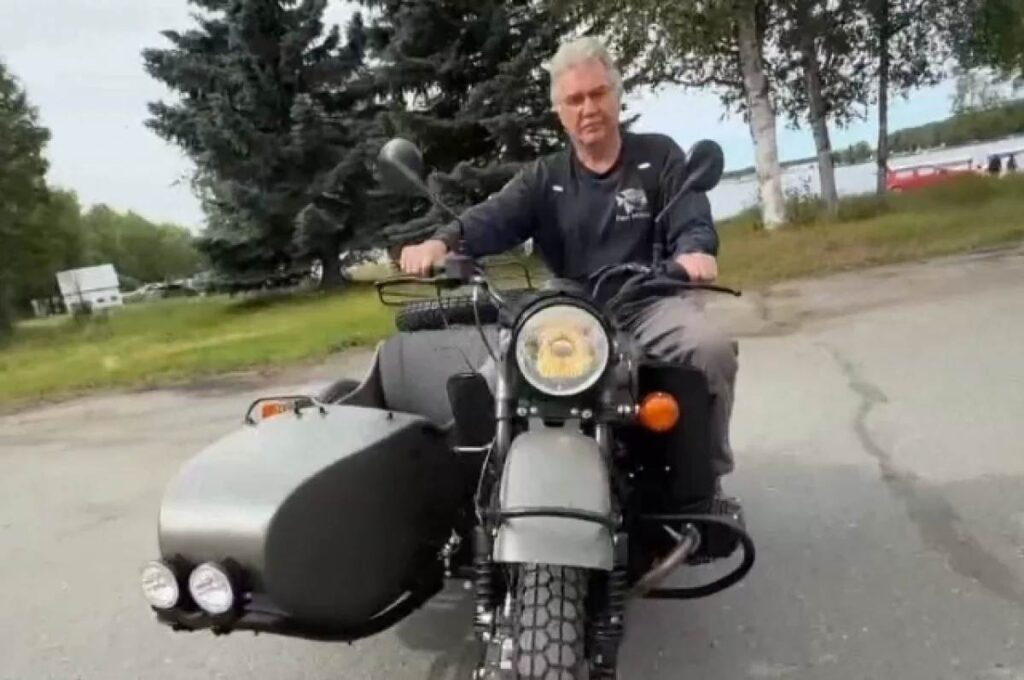 Владимир Путин подарил жителю Аляски мотоцикл «Урал»