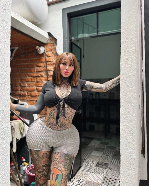 Фрик-блогерша из Мексики чуть не ослепла из-за татуировки на глазах