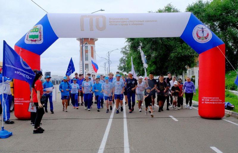 Факел «Бега Гармонии» торжественно пронесли через Благовещенск