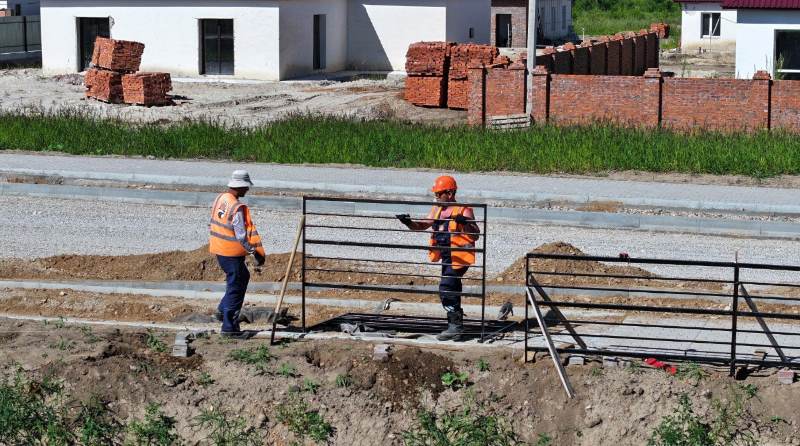 Дорожники в две смены преображают улицу в Чигирях