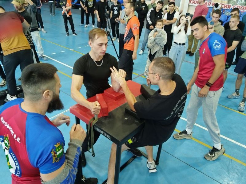 В Благовещенск съехались мужчины с сильными руками