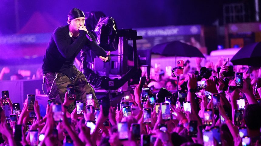 Егор Крид попал в скандал из-за провокационного выступления в «Лужниках»