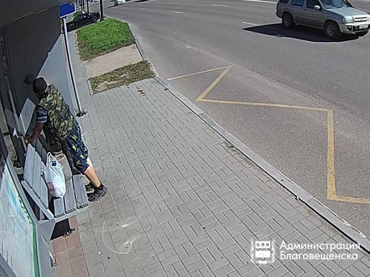 В Благовещенске уличный художник попал в объективы камер