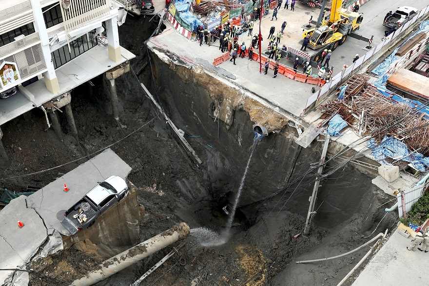 В Бангкоке улица провалилась под землю, образовав 50-метровую яму