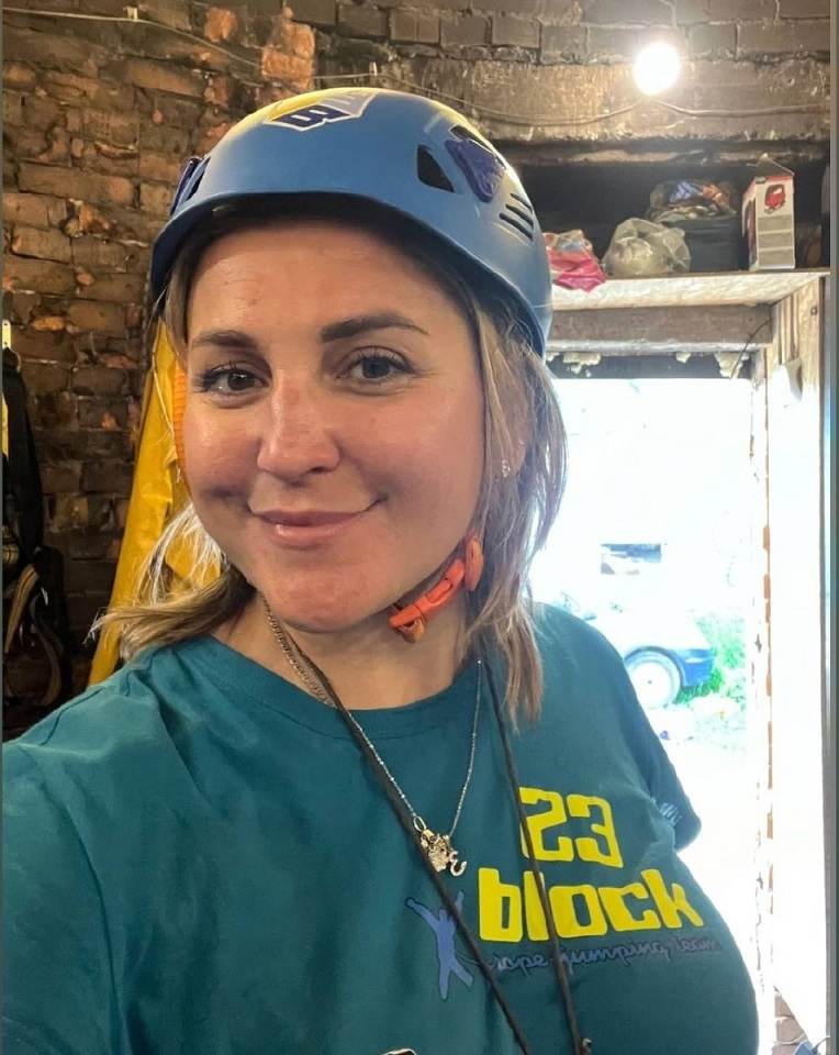 Мать двоих детей погибла, пытаясь сделать фото на 90-метровой трубе 