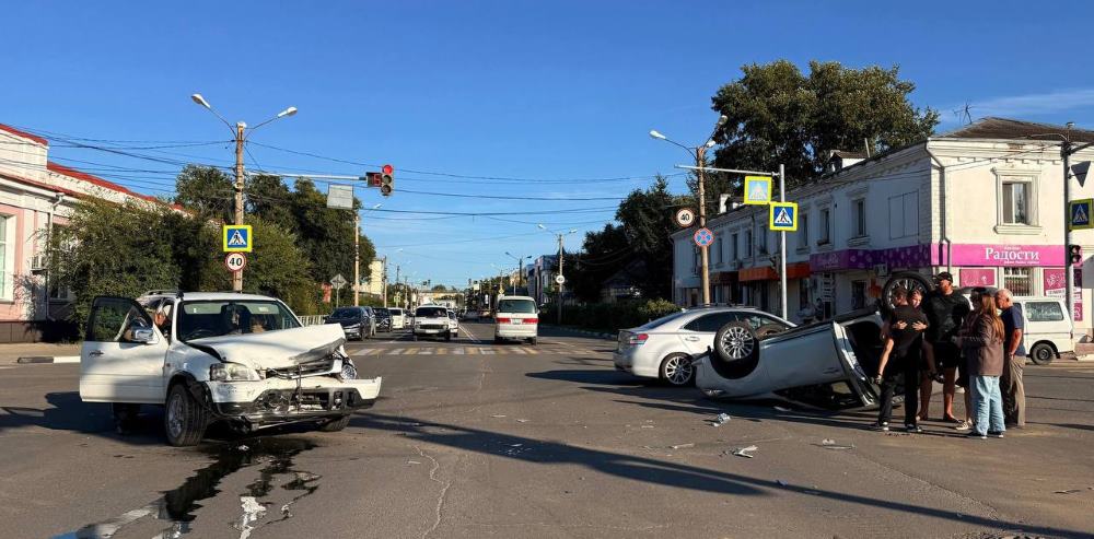 Пострадал ребенок: прямо посреди Белогорска перевернулся автомобиль