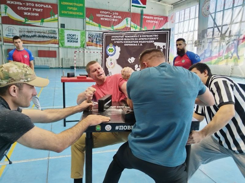 В Благовещенск съехались мужчины с сильными руками