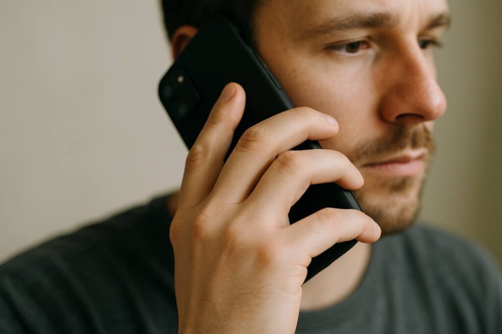 Настойчивый телефонный мошенник позвонил жителю Дагестана 17,6 тысячи раз за день