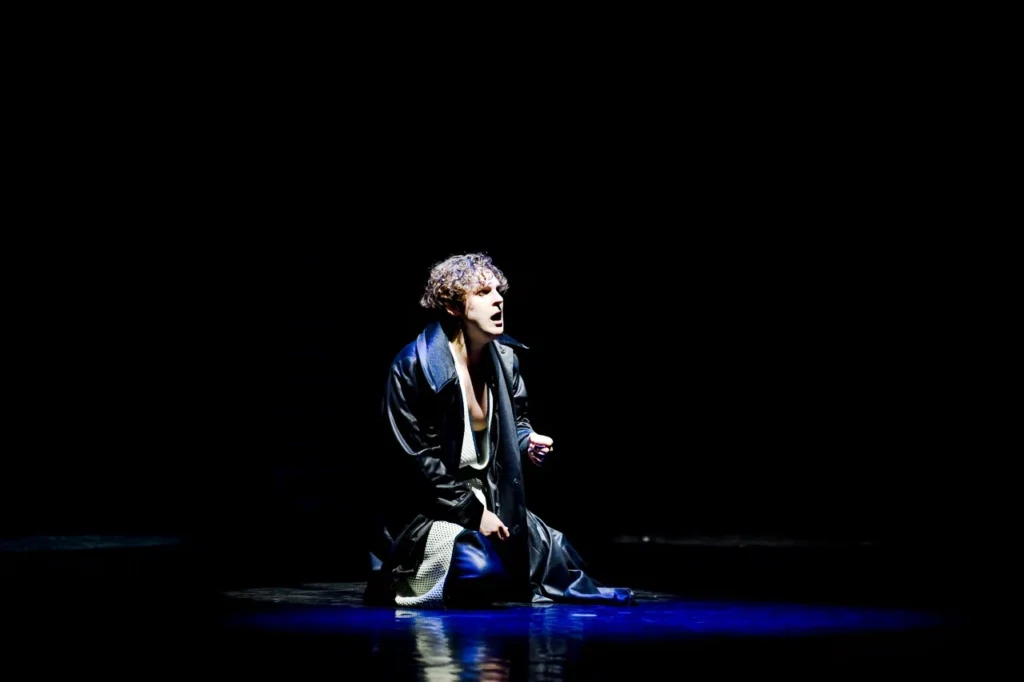 На сцене ОКЦ – воронья стая: «Театр на юго-западе» показал Благовещенску своего Гамлета