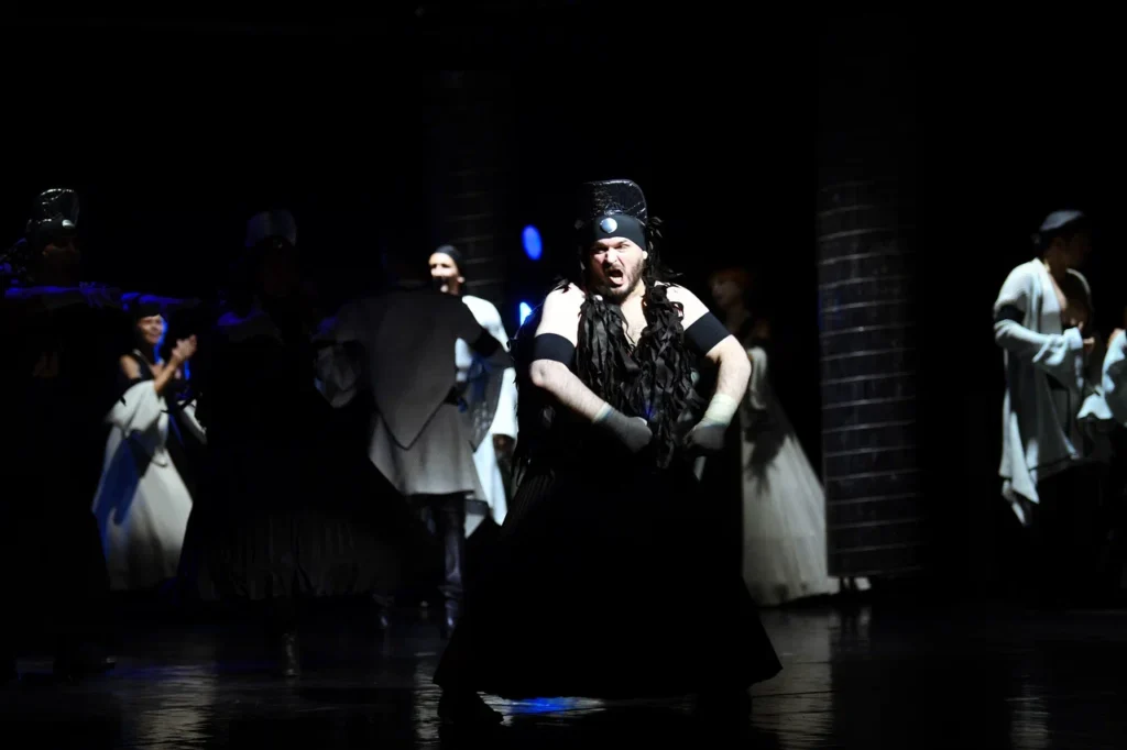 На сцене ОКЦ – воронья стая: «Театр на юго-западе» показал Благовещенску своего Гамлета