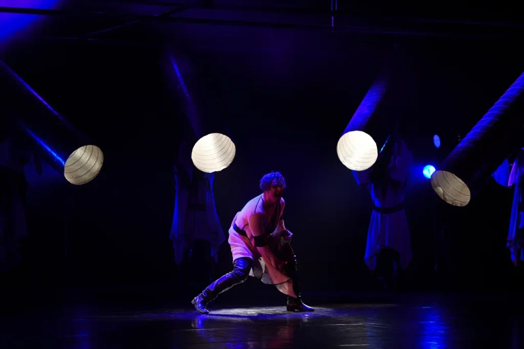 На сцене ОКЦ – воронья стая: «Театр на юго-западе» показал Благовещенску своего Гамлета