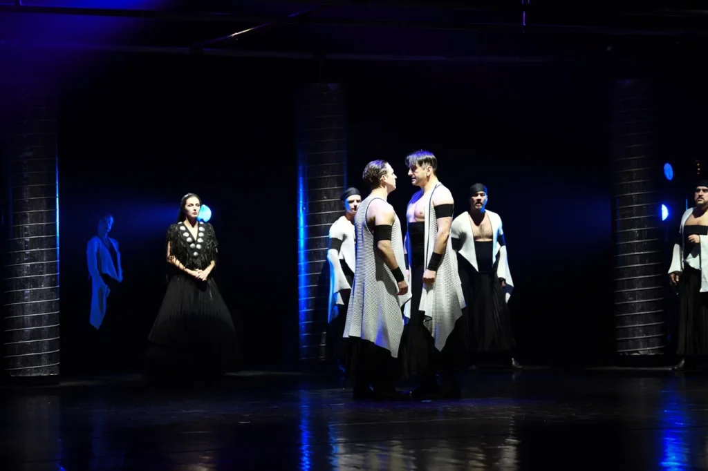 На сцене ОКЦ – воронья стая: «Театр на юго-западе» показал Благовещенску своего Гамлета